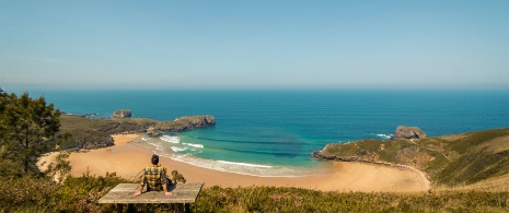 Blick auf den Strand Torimbia in Llanes, Asturien