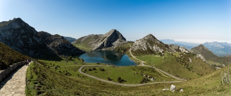 Veduta dei laghi di Covadonga nel Parco Nazionale dei Picos de Europa, Asturie