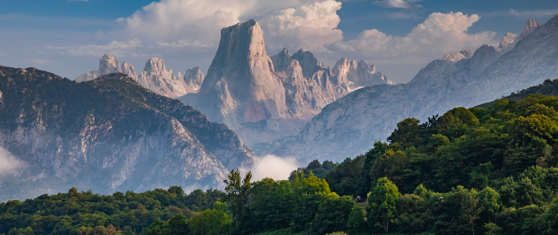View of the Naranjo de Bulnes from the Pozo de la Oración viewpoint in Poo de Cabrales, Asturias View of the Naranjo de Bulnes from the Pozo de la Oración viewpoint in Poo de Cabrales, Asturias