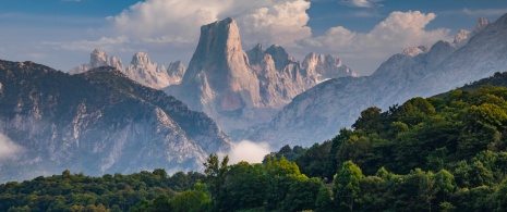 Blick auf den Naranjo de Bulnes vom Aussichtspunkt El Pozo de la Oración in Póo de Cabrales, Asturien