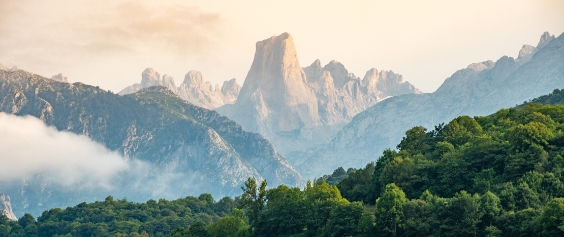 Vue du Naranjo de Bulnes dans le parc national des Pics d'Europe, Asturies Vue du Naranjo de Bulnes dans le parc national des Pics d'Europe, Asturies