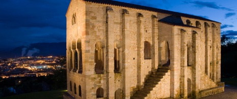 Immagine notturna della chiesa di Santa Maria del Naranco