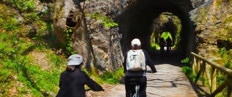 Cicloturistas pasando por la senda del oso en Asturias.