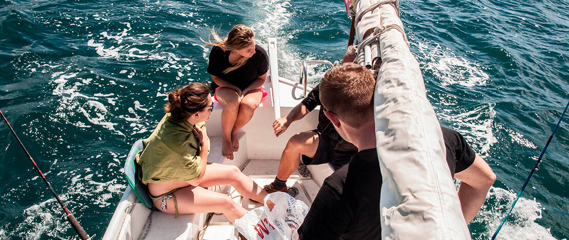 Freunde auf einem Segelboot, Palma (Mallorca) Freunde auf einem Segelboot, Palma (Mallorca)