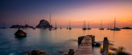 Des bateaux au coucher du soleil à Cala D’Hort, Ibiza