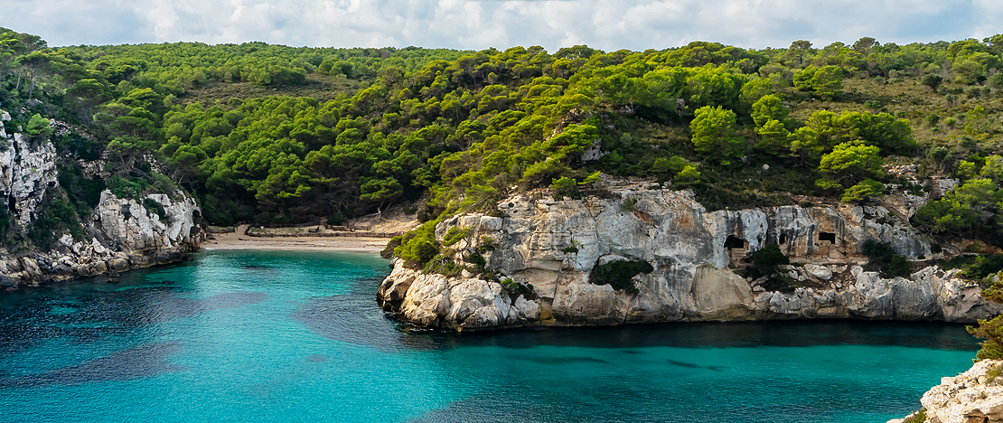 Blick auf die Bucht Macarelleta auf Menorca, Balearen Blick auf die Bucht Macarelleta auf Menorca, Balearen
