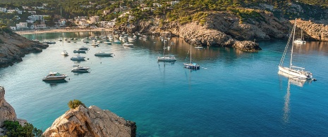 Veleiros ancorando em Cala Vadella em Ibiza, Ilhas Baleares