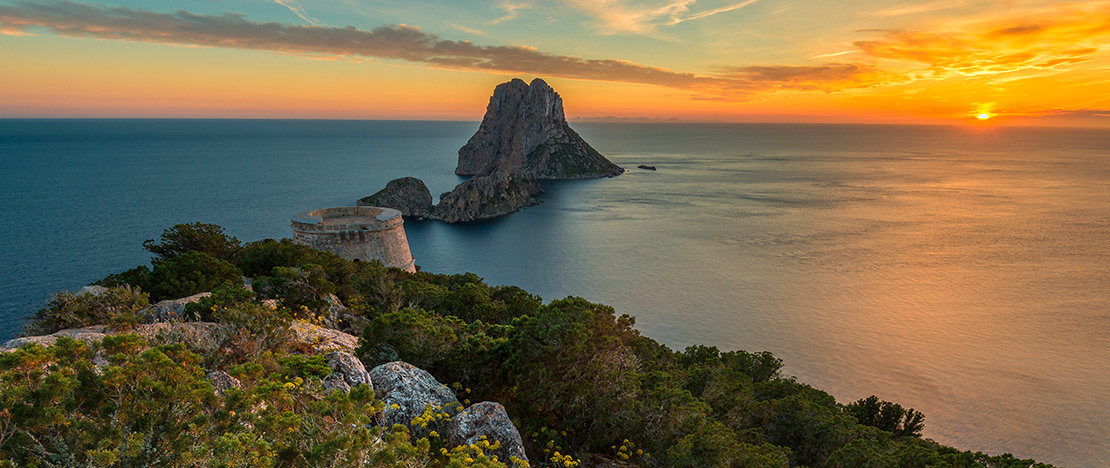 Sonnenuntergang in Es Vedrà auf Ibiza, Balearische Inseln Sonnenuntergang in Es Vedrà auf Ibiza, Balearische Inseln