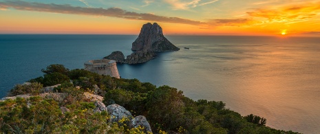 Coucher de soleil à Es Vedrá à Ibiza, îles Baléares