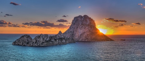Vue d’Es Vedrà depuis Cala d’Hort à Ibiza, Îles Baléares