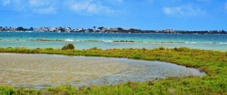 Blick auf die Estany des Peix im Naturpark Ses Salines auf Formentera, Balearische Inseln