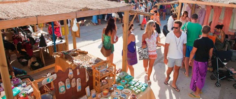 Vista de la Feria Mercado Artesanal de La Mola en Formentera, Islas Baleares