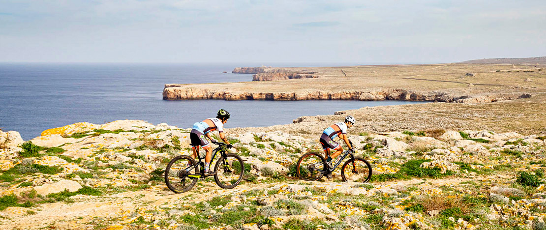 Radfahrer auf dem Camí de Cavalls auf Menorca, Balearen Radfahrer auf dem Camí de Cavalls auf Menorca, Balearen