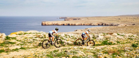 Ciclisti che percorrono il Camí de Cavalls a Minorca, Isole Baleari