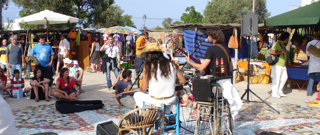Koncert na targu ulicznym La Mola na Formenterze, Baleary Koncert na targu ulicznym La Mola na Formenterze, Baleary