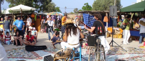 バレアレス諸島フォルメンテラ島のストリートマーケット、ラ・モラでのコンサート