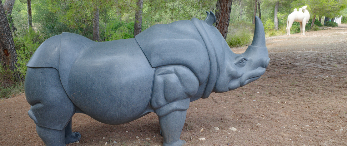 Rzeźby zwierząt w ogrodach Muzeum Bassa Blanca, Alcudia Rzeźby zwierząt w ogrodach Muzeum Bassa Blanca, Alcudia
