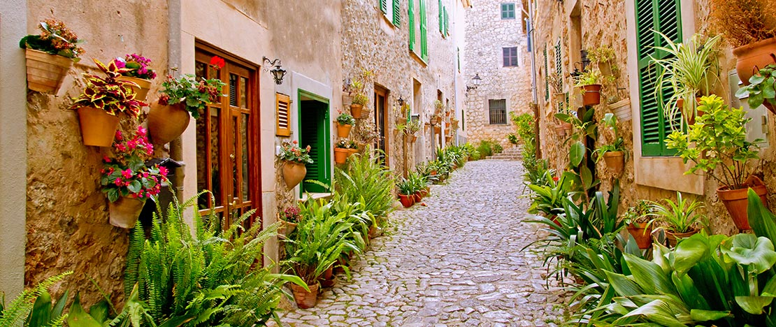 Brukowana uliczka w Valldemossie. Majorka  Brukowana uliczka w Valldemossie. Majorka