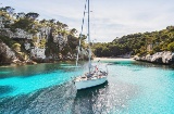 Velero en Cala Macarelleta en Menorca, Islas Baleares