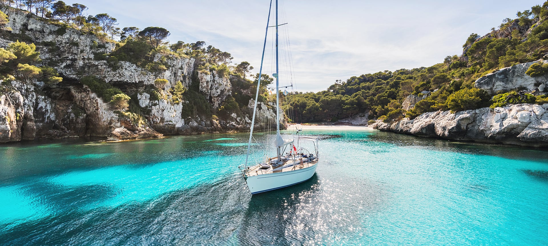 Velero en Cala Macarelleta en Menorca, Islas Baleares Velero en Cala Macarelleta en Menorca, Islas Baleares