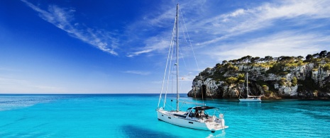Segelboot vor Menorca (Balearische Inseln)