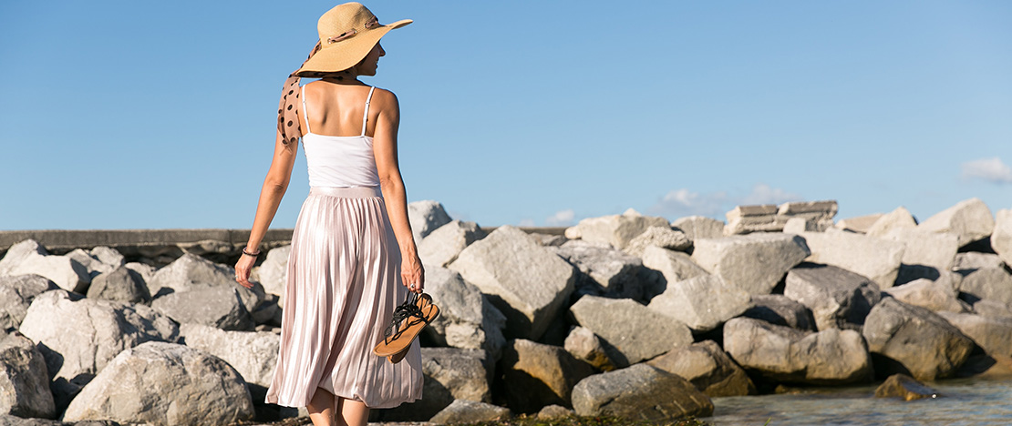 Une femme se promène au bord de la mer Une femme se promène au bord de la mer