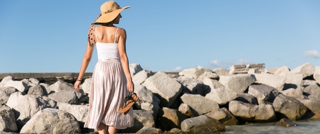 Donna che passeggia in riva al mare