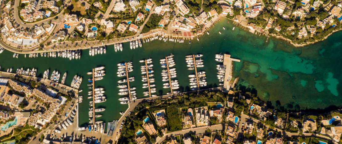 Veduta aerea del porto sportivo di Cala d’Or a Maiorca, Isole Baleari Veduta aerea del porto sportivo di Cala d’Or a Maiorca, Isole Baleari