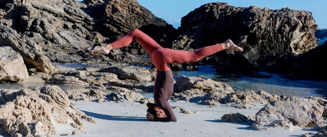 Frau praktiziert Yoga auf den Balearen