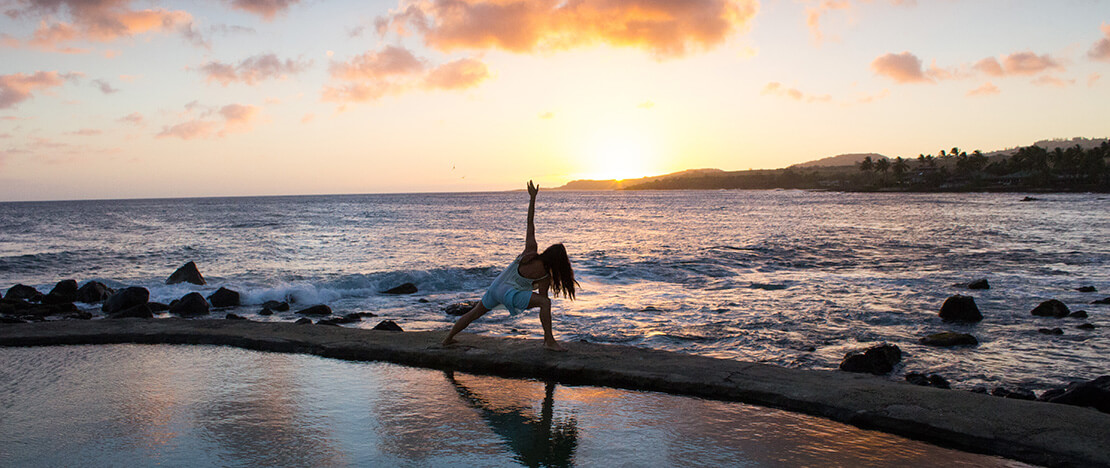Séance de yoga sur la plage, voyages slow Séance de yoga sur la plage, voyages slow