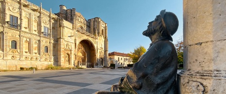 Posąg pielgrzyma przed hotelem sieci Parador i kościołem San Marcos w León, Kastylia-León