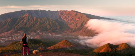 Senderista sobre el mar de nubes de La Palma