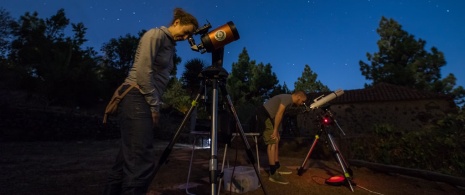 Touristen bei einem Astro-Erlebnis auf La Palma, Kanarische Inseln