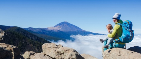 Turista e bebê contemplando o Teide em Tenerife, Ilhas Canárias