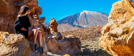 Une jeune fille dans le parc national du Teide, Tenerife (îles Canaries)