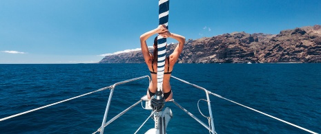 Junge Frau auf Segelboot, Teneriffa