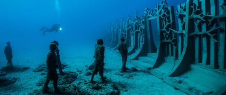 Museo Atlantico di Lanzarote. Sculture Crossing the Rubicon di Jason deCaires Taylor