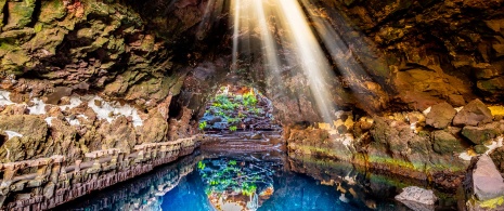 Interior da caverna Jameos del Agua, em Lanzarote