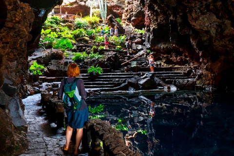 Turistas na caverna Jameos del Agua, em Lanzarote