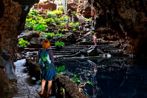 Touristen in der Höhle Jameos del Agua auf Lanzarote