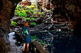 Des touristes dans la grotte Jameos del Agua à Lanzarote