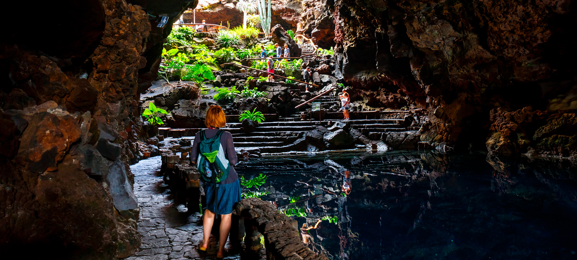 Turistas na Caverna Jameos del Agua, em Lanzarote Turistas na Caverna Jameos del Agua, em Lanzarote