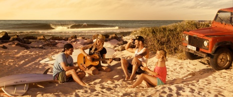 Touristen entspannen sich nach einer Surf-Session am Strand von El Hierro auf Fuerteventura, Kanarische Inseln