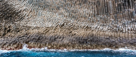 Fragment klifu Los Órganos na północnym wybrzeżu Vallehermoso na wyspie La Gomera, Wyspy Kanaryjskie