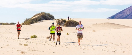 Des coureurs lors du demi-marathon international Dunas de Fuerteventura, îles Canaries