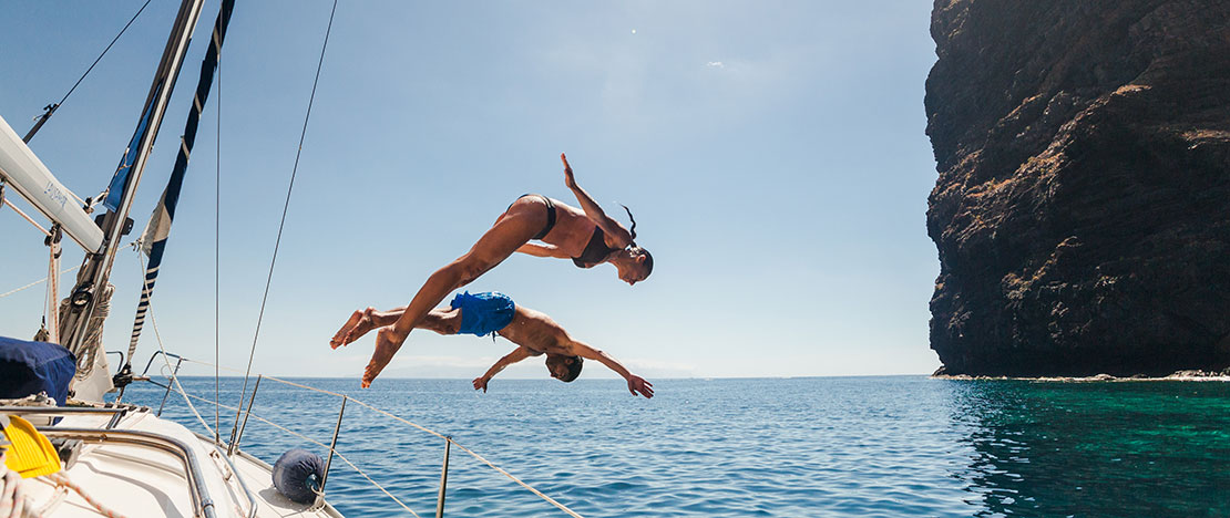 Casal em um veleiro em Tenerife