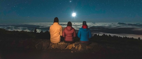 Turyści kontemplujący niebo w Parku Narodowym Caldera de Taburiente na La Palmie, Wyspy Kanaryjskie