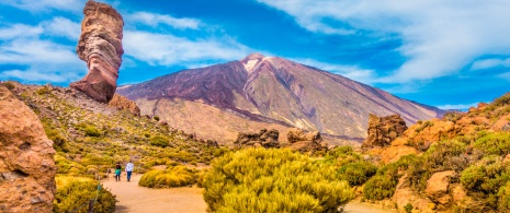 Persone che passeggiano nel Parco Nazionale del Teide, nelle isole Canarie