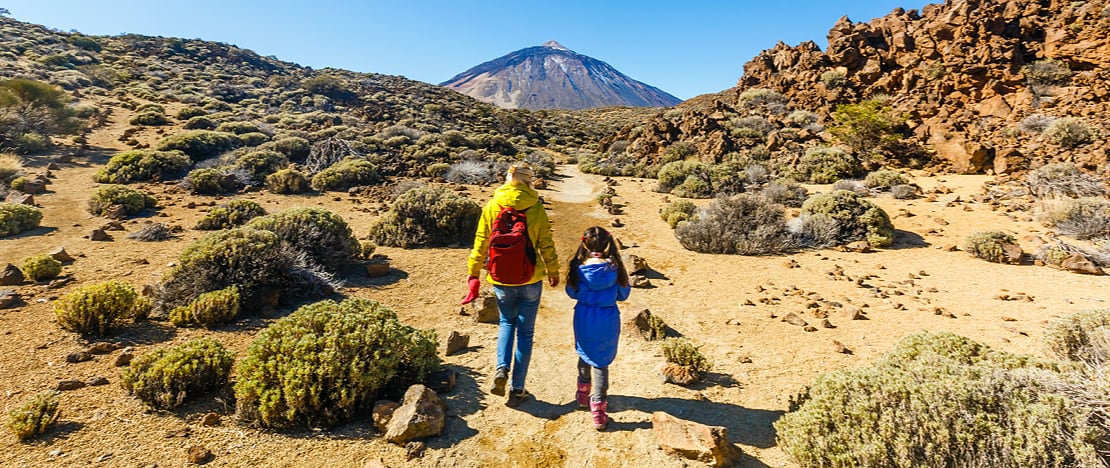 Turistas caminhando rumo ao Teide, em Tenerife (Ilhas Canárias)