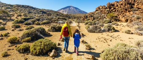 Turista che cammina verso il Teide, a Tenerife, isole Canarie